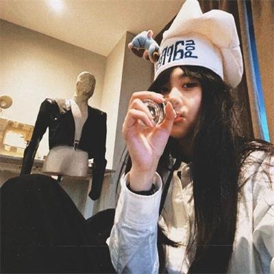 泡沫欢腾的香槟美酒